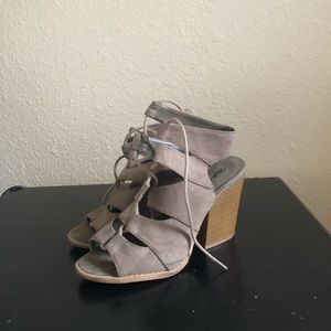 Lace Up wood chunky heel